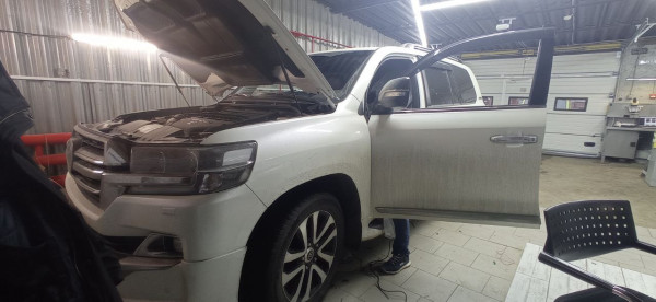 Toyota Land Cruiser установка Pandora DXL 4710, модуля RHM-03 BT, реле BTR-101 и замка капота