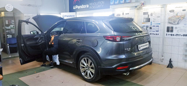 Mazda СХ-9 установка Pandora DXL-4710, подкапотного модуля RHM-03bt и замка капота Defentime