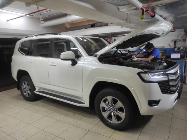 Toyota Land Cruiser 300 установка охранного комплекса на базе Pandora DXL 4710