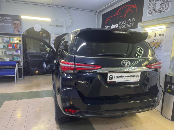 Toyota Fortuner установка Pandora VX 4G GPS v2
